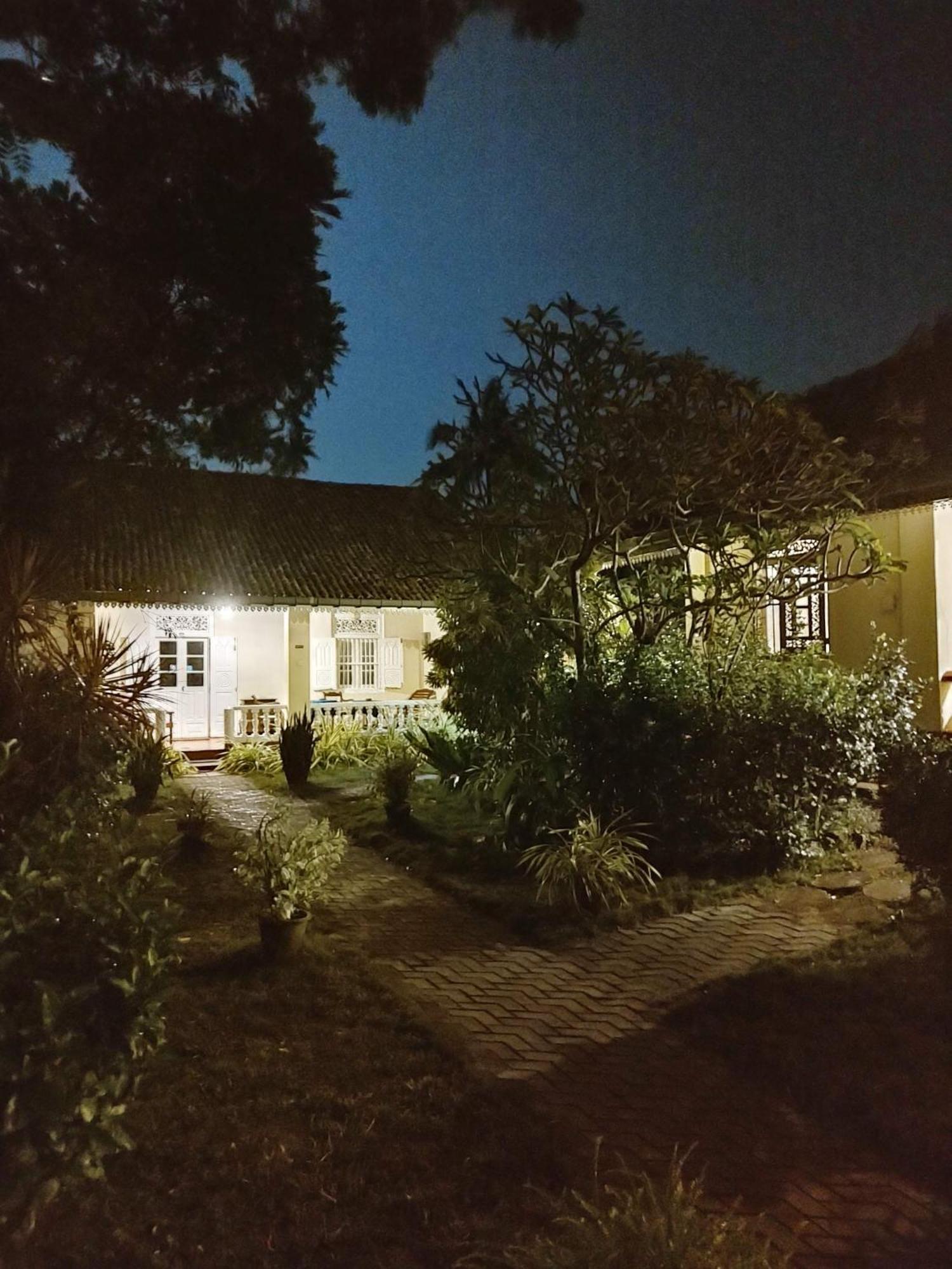 Top Of The Hill Guesthouse Weligama Esterno foto